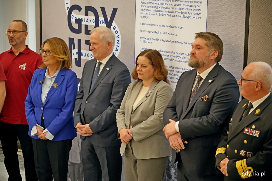 Od lewej: marszałek Senatu Małgorzata Kidawa-Błońska, senator Sławomir Rybicki, prezydent Gdyni Aleksandra Kosiorek, Tadeusz Szemiot &ndash; przewodniczący Rady Miasta Gdyni oraz wiceadm. Krzysztof Jaworski &ndash; dow&oacute;dca Centrum Operacji Morskich &ndash; Dow&oacute;dztwa Komponentu Morskiego podczas uroczystego otwarcia wystawy &bdquo;Gdynia x 10&rdquo; w Senacie RP