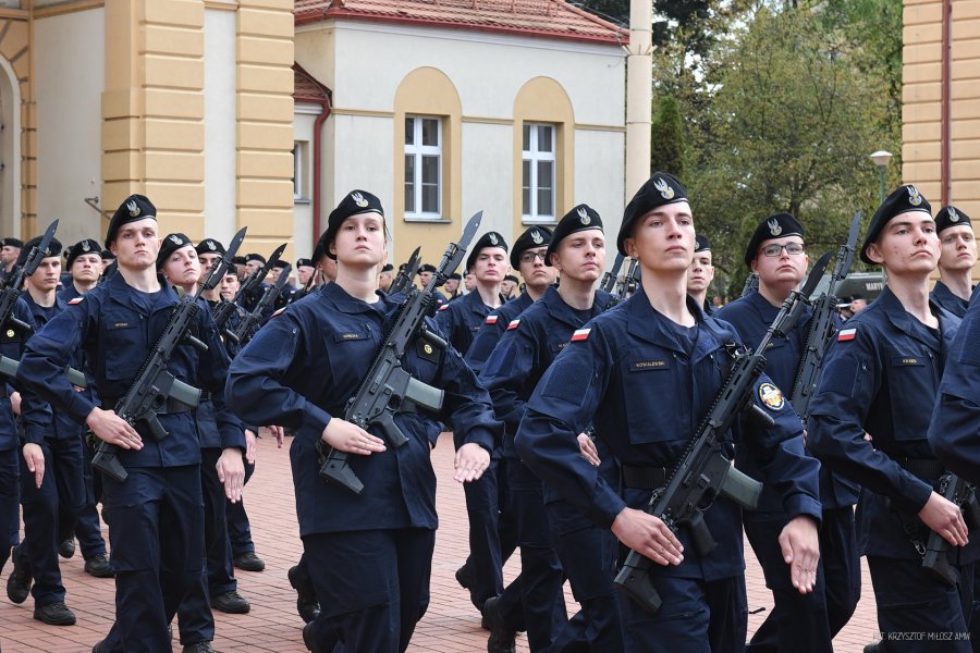 Defilada podczas uroczystości złożenia przysięgi przez nowych podchorążych AMW // fot. Krzysztof Miłosz