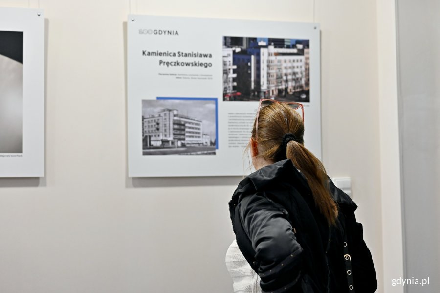 Jedna z uczestniczek wernisażu przyglądająca się wystawie &bdquo;Gdynia Miasto Modernizmu&rdquo; 