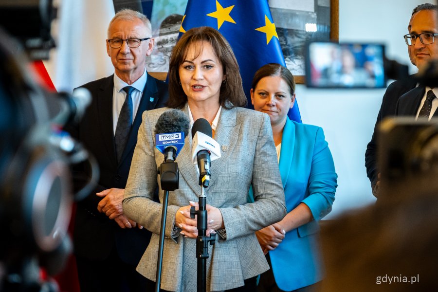 Konferencja prasowa w Pomorskim Urzędzie Wojewódzkim dotycząca podpisania listu intencyjnego – przemawia wójt gminy Żukowo Mariola Zmudzińska (fot. Kamil Złoch)