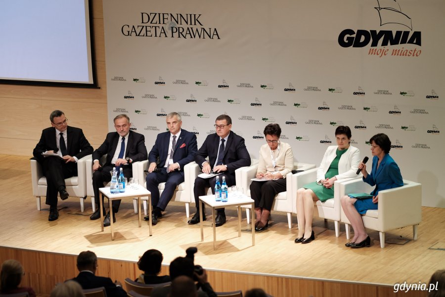 Uczestnicy panelu dyskusyjnego otwierającego kongres