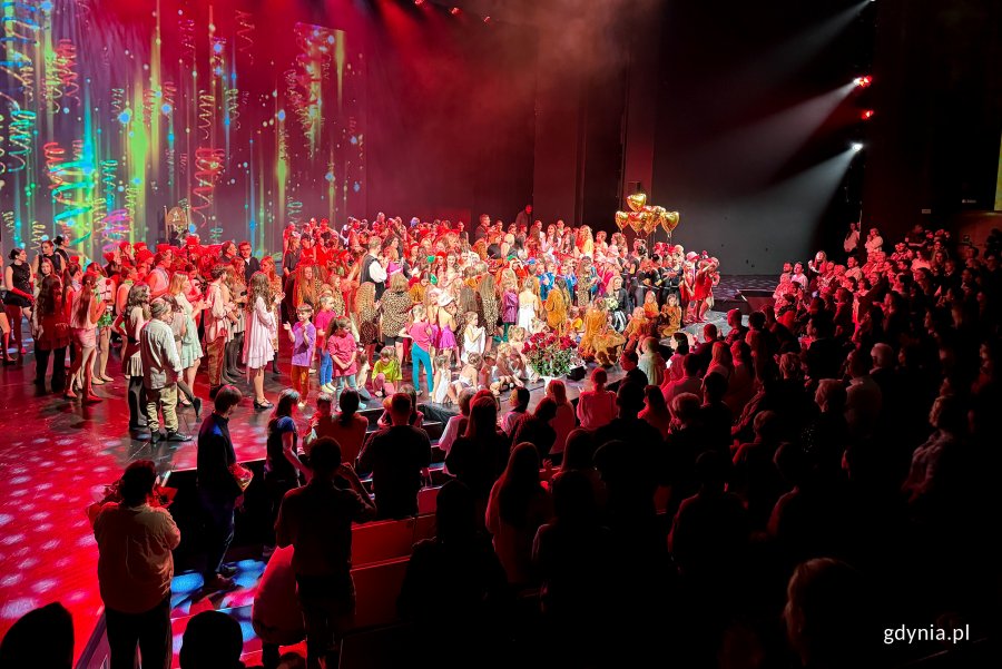 Koncert „Sekrety Zimowego Wiatru” w wykonaniu młodzieży z gdyńskiego MDK'u na scenie Teatru Muzycznego w Gdyni (fot. Katarzyna Balcerzak)