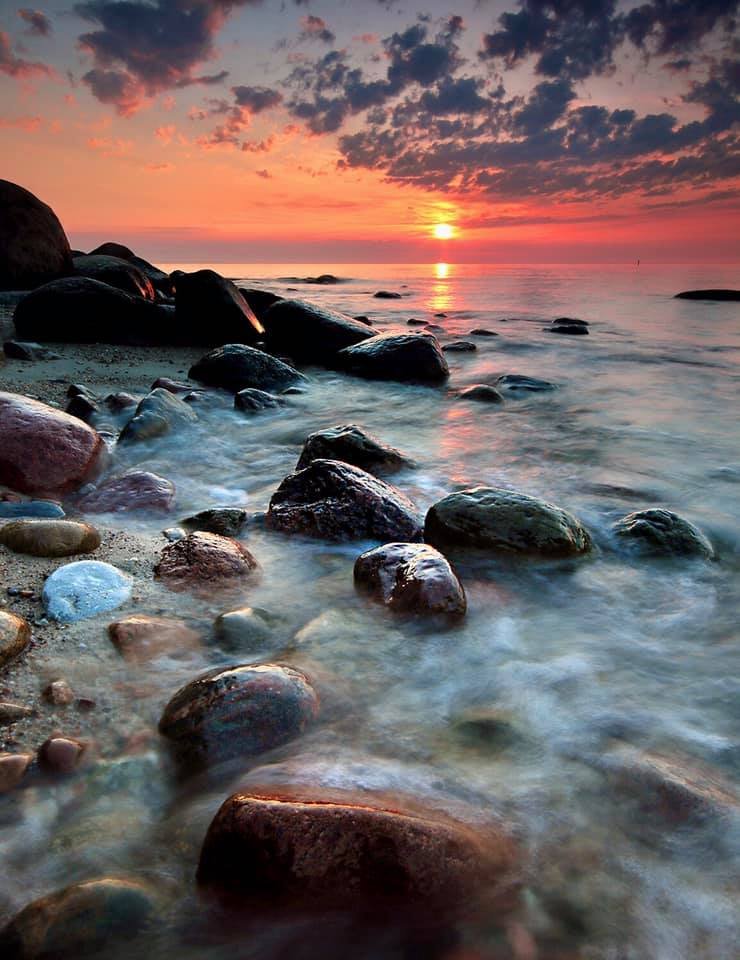 Wschód słońca na plaży.