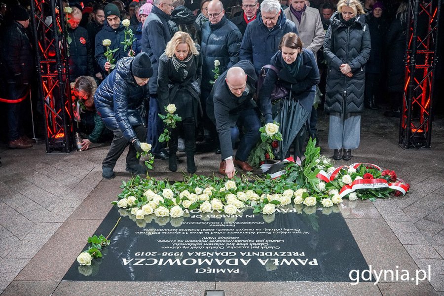 Kwiaty na symbolicznej płycie pamiątkowej składają wiceprezydentka Gdyni Katarzyna Gruszecka-Spychała i wiceprezydent Bartosz Bartoszewicz