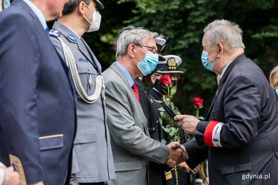 Radny Gdyni Zenon Roda odbiera medal z okazji 90-lecia powstania Związku Sybiraków // fot. Karol Stańczak