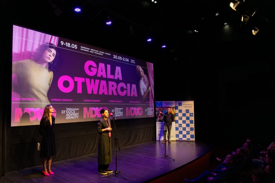 Ewa Baścik-Paczkowska, dyrektorka Departementu Sprzedaży Banku Millennium, przemawiająca podczas gali otwarcia festiwalu Millennium Docs Against Gravity. Na scenie wraz z prowadzącymi wydarzenie Przemysławem Rydzewskim oraz Krystyną Weiher-Sitkiewicz