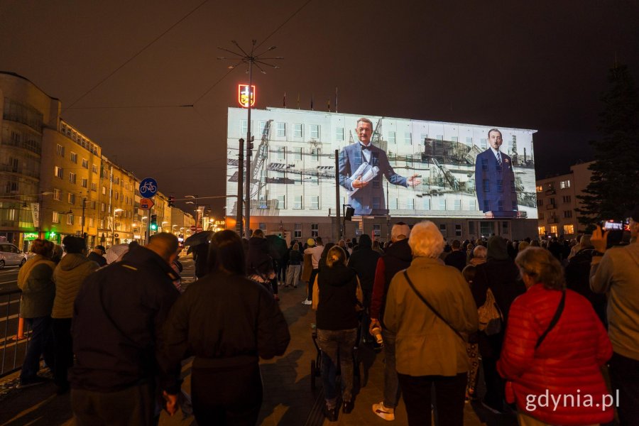 &bdquo;Zaczęło się  od morza. Baśniowa opowieść o Gdyni&rdquo;, video mapping na fasadzie urzędu miasta i widzowie