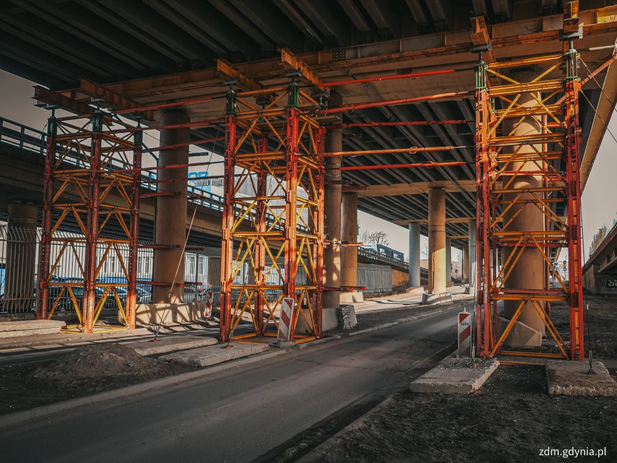 W listopadzie 2025 roku pod estakadą zamontowano systemowe podpory stalowe (fot. Marcin Mielewski / ZDM)