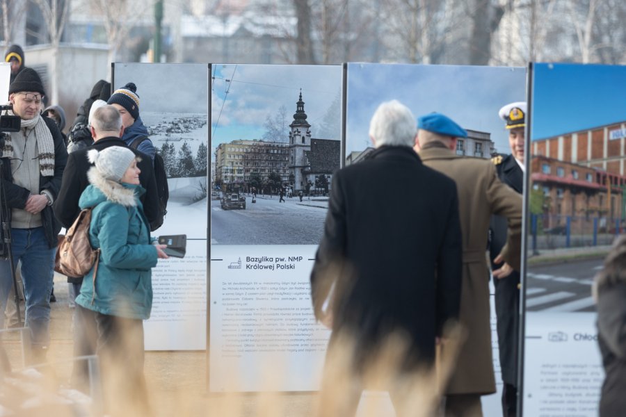Ludzie oglądają wystawę