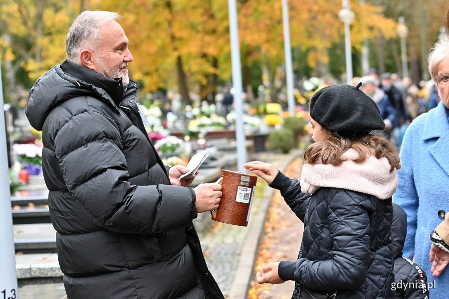 Prezydent Gdyni Wojciech Szczurek podczas kwesty na Cmentarzu Witomińskim