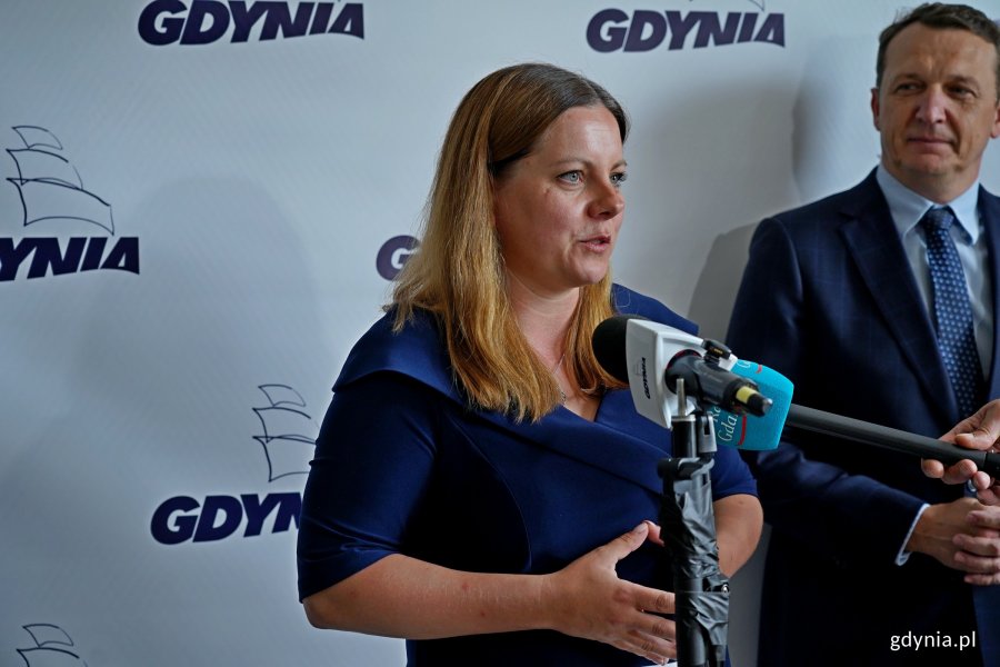 Prezydent Gdyni Aleksander Kosiorek przemawiająca podczas konferencji ws. podpisania listu intencyjnego dotyczącego dekarbonizacji systemu ciepłowniczego w Gdyni