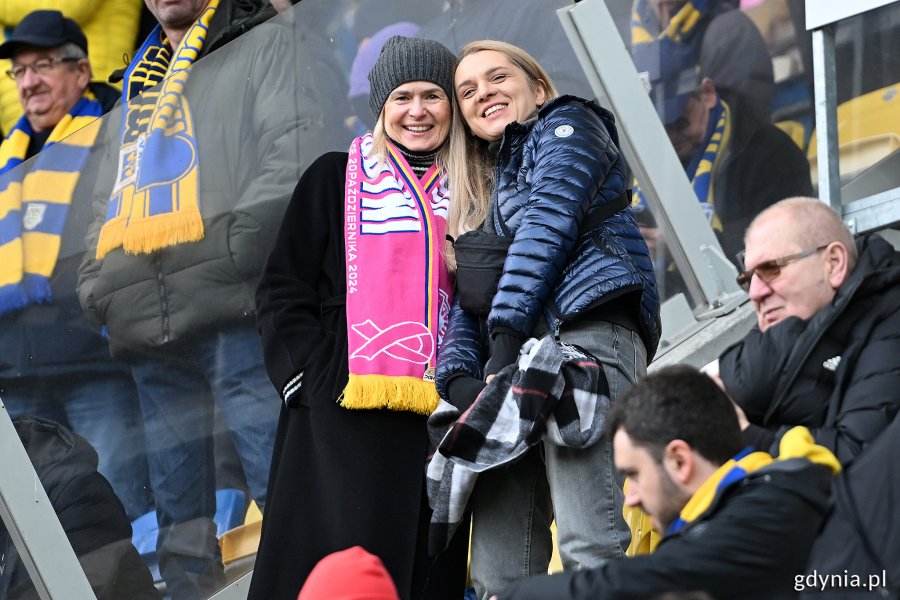 Kibice z różowymi akcentami podczas meczu Arki Gdynia z Pogonią Siedlce 