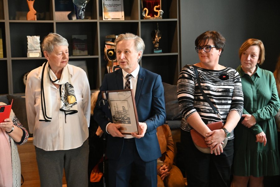Na zdj. m.in.Zbigniew Biegajło, twórca Teatru Biuro Rzeczy Osobistych i Anna Melki, dyrektora Gdyńskiego Centrum Zdrowia. Fot. Zygmunt Gołąb 