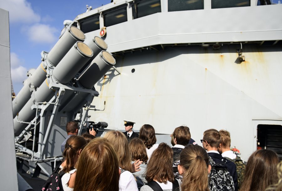 Uczniowie SP nr 26 w Gdyni zwiedzają HMS Diamond, fot. Kamil Złoch