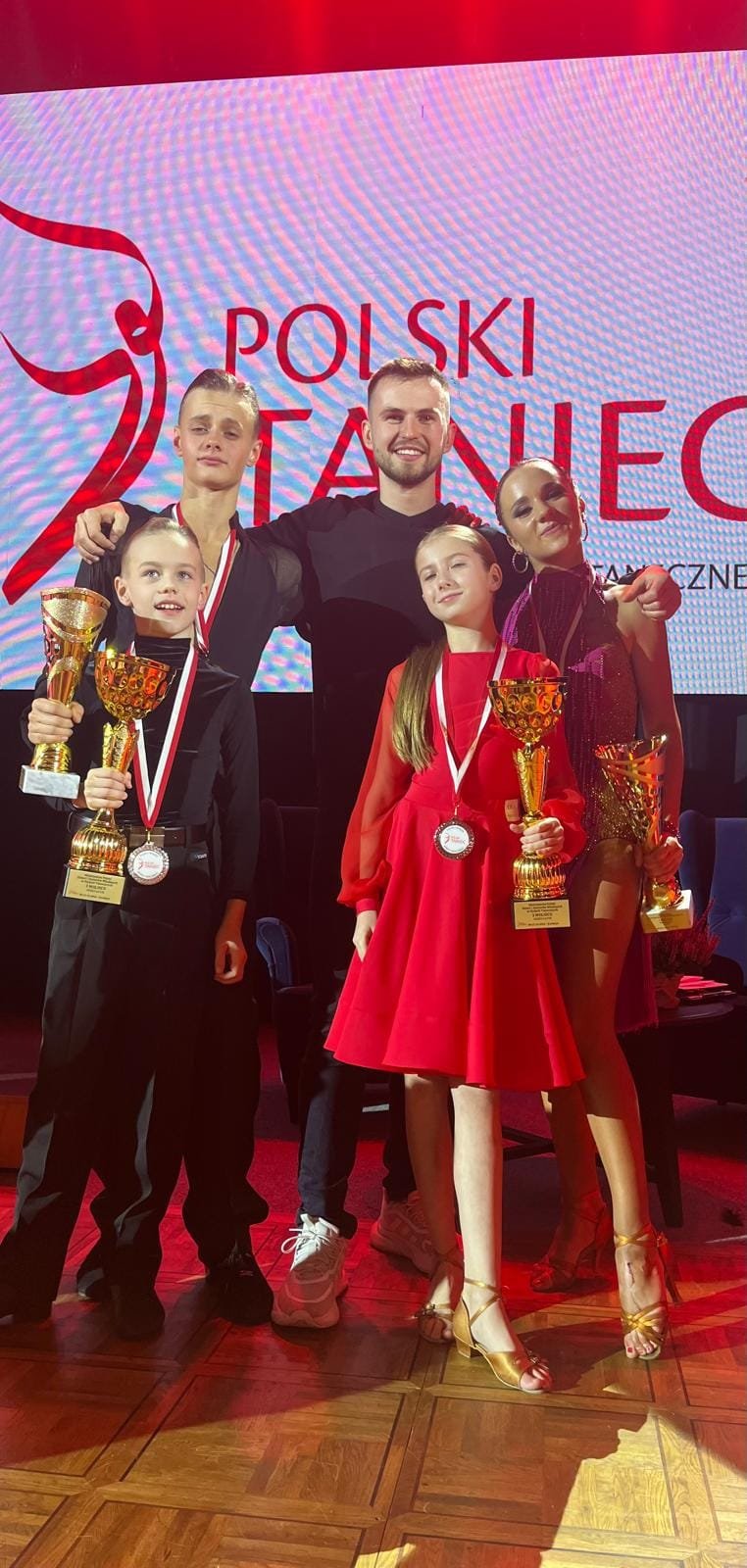 Tancerze z pucharami