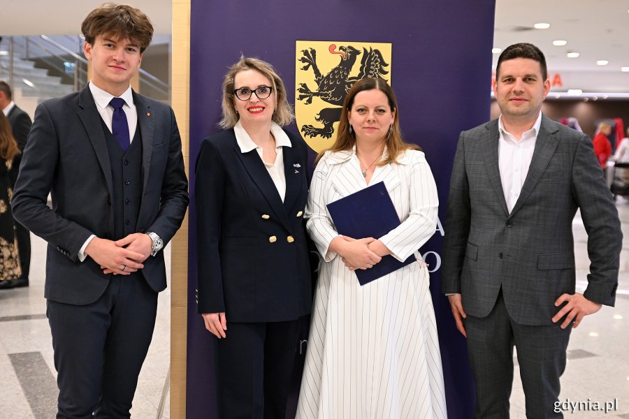 Na zdjęciu (od lewej): przewodniczący Młodzieżowej Rady Miasta Paweł Timoszyk, radna Agnieszka Tokarska, prezydent Gdyni Aleksandra Kosiorek, wiceprezydent Gdyni Maciej Zielonka (fot. Michał Puszczewicz)
