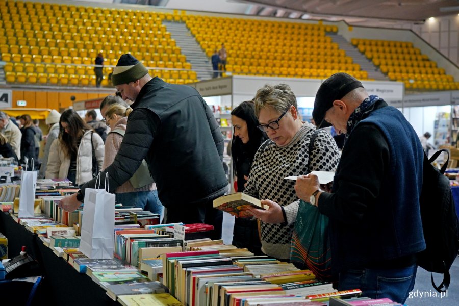 Uczestnicy Targ&oacute;w Książki w Gdyni odwiedzający stoiska wydawc&oacute;w