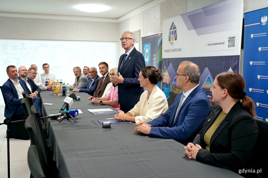 Wojewoda pomorska Beata Rutkiewicz, wicewojewoda pomorski Emil Rojek, prezydent Gdyni Aleksandra Kosiorek i pozostali samorządowcy uczestniczący w podpisaniu umowy ws. finansowania i budowy łącznicy Obwodnicy Metropolii Tr&oacute;jmiejskiej