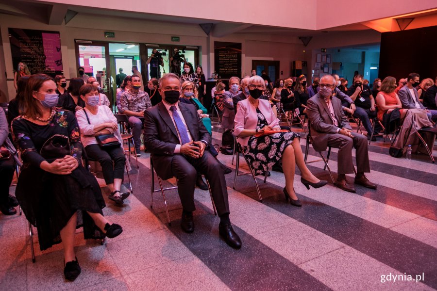 Gala Nagrody Literackiej Gdynia odbyła się w hallu Muzeum Emigracji w Gdyni. Na zdjęciu przedstawiciele gdyńskiego samorządu, na czele z prezydentem Wojciechem Szczurkiem i przewodniczącą Rady Miasta Gdyni - Joanną Zielińską // fot. Karol Stańczak