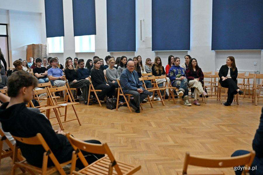 Uczestnicy inauguracji wystawy &bdquo;Gdynia x 10&rdquo; w II LO. Wśr&oacute;d nich m.in. wiceprezydentka Gdyni Oktawia Gorzeńska 