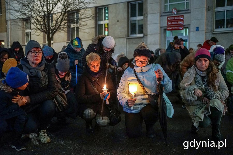 Ludzie idą ulicami miasta w czasie drogi krzyżowej.