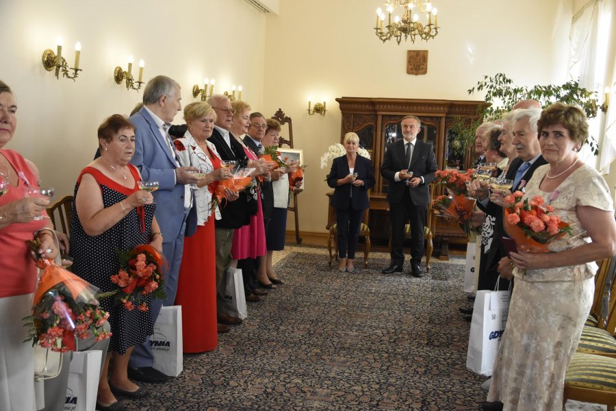 Prezydent Wojciech Szczurek wręczył medale za Długoletnie Pożycie Małżeńskie // fot. Lechosław Dzierżak