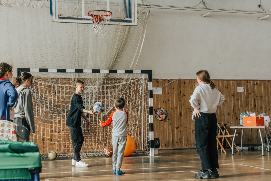 Dzieci grają w koszykówkę w ZSP nr 3 w Gdyni