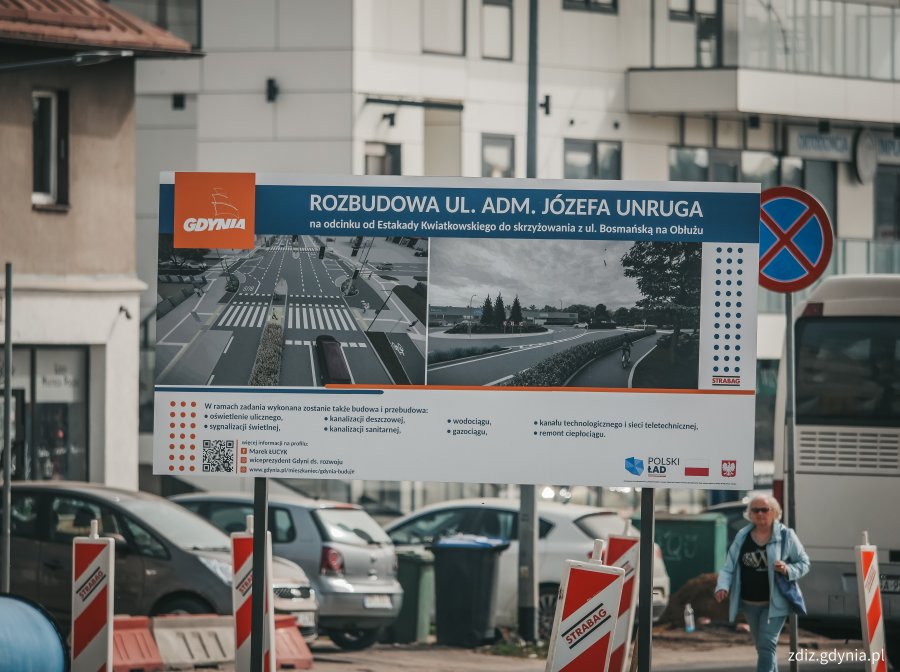 plansza informująca o inwestycji: rozbuda ul. Adm. J. Unruga, informacje oraz zdjęcia