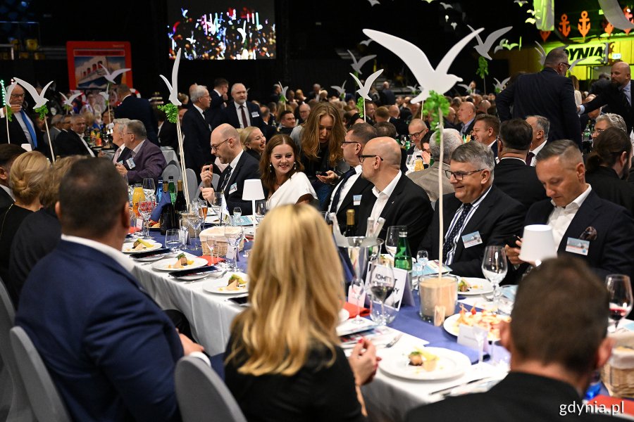 Przy stoliku siedzą m.in. prezydent Gdyni Aleksandra Kosiorek i wiceprezydent Bartłomiej Austen