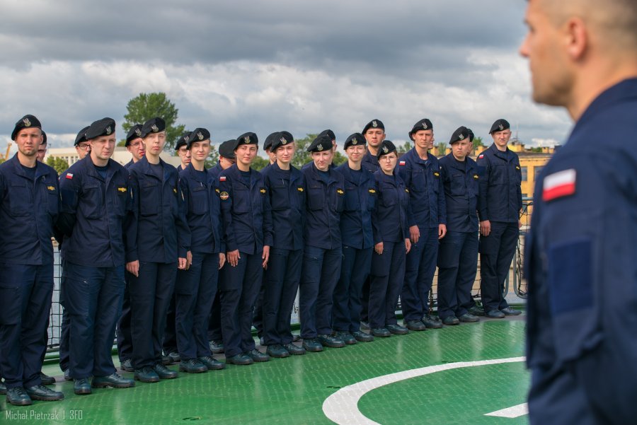 Podchorążowie AMW, którzy wypłynęli na praktyki, stoją na pokładzie okrętu szkolnego ORP „Wodnik” // fot. bsmt Michał Pietrzak / 3. Flotylla Okrętów