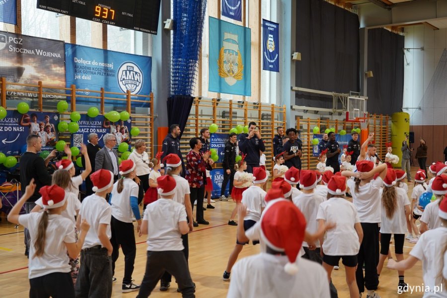 Ćwiczące dzieci w Akademickim Centrum Sportowym AMW