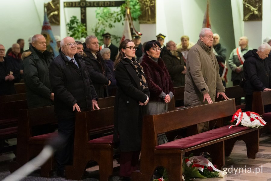 Wśród uczestników mszy świętej m.in.: posłanka Wioleta Tomczak, radna Sejmiku Województwa Pomorskiego Beata Koniarska i Andrzej Krajniak, prezes stowarzyszenia Gdynian Wysiedlonych
