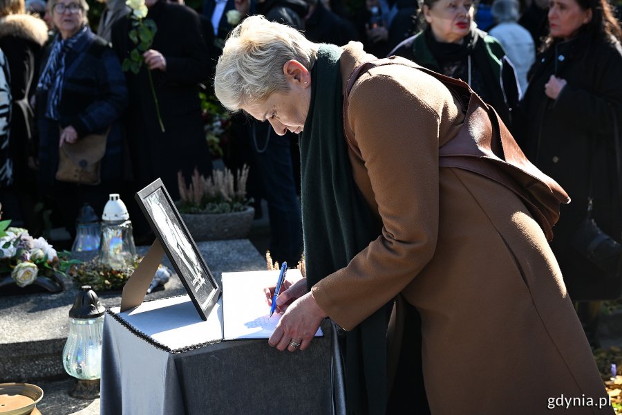 Uczestnicy uroczystości wpisujący się do księgi kondolencyjnej Leszka Kopcia na Cmentarzu Łostowickim w Gdańsku (fot. Michał Puszczewicz)