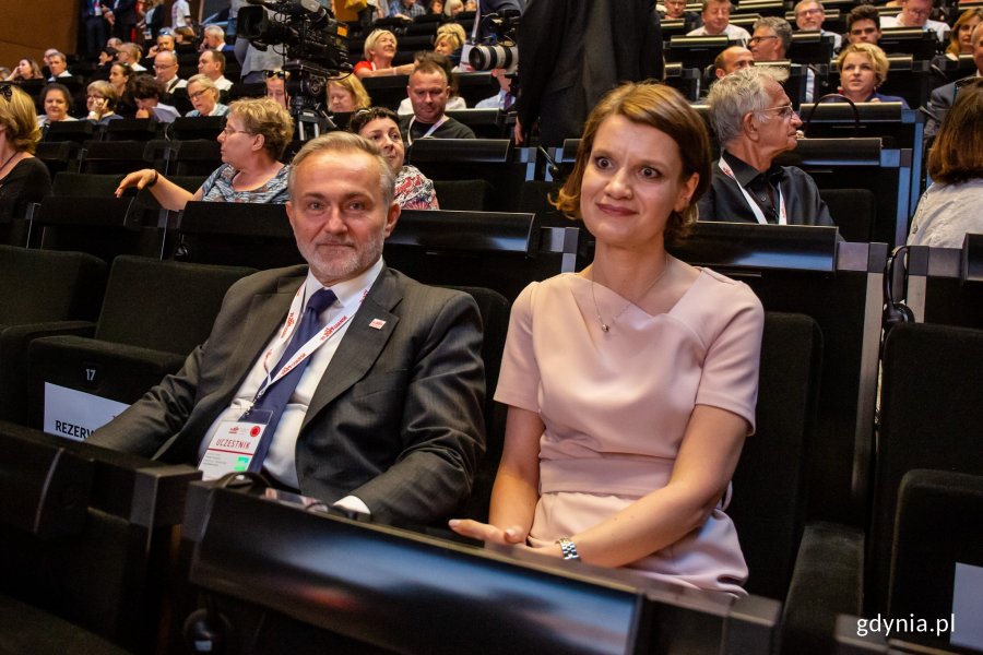 Prezydent Gdyni Wojciech Szczurek i wiceprezydent Katarzyna Gruszecka-Spychała uczestniczyli w debacie poświęconej pamięci Pawła Adamowicza, która odbyła się w ramach Międzaynarodowego Forum Obywatelskiego // fot. Piotr Hukało