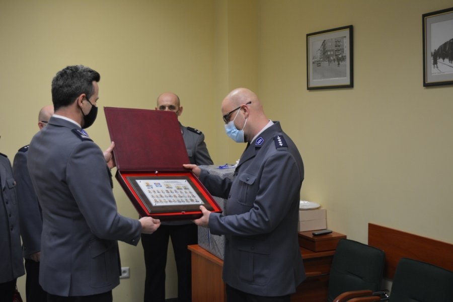 insp. Sławomir Pachura – Komendant Miejski Policji w Gdyni (po lewej) żegna asp. szt. Pawła Szyszkę - naczelnika Wydziału Dochodzeniowo-Śledczego Komendy Miejskiej Policji w Gdyni (po prawej), który po 20 latach służby przeszedł na emeryturę // fot. KMP w Gdyni