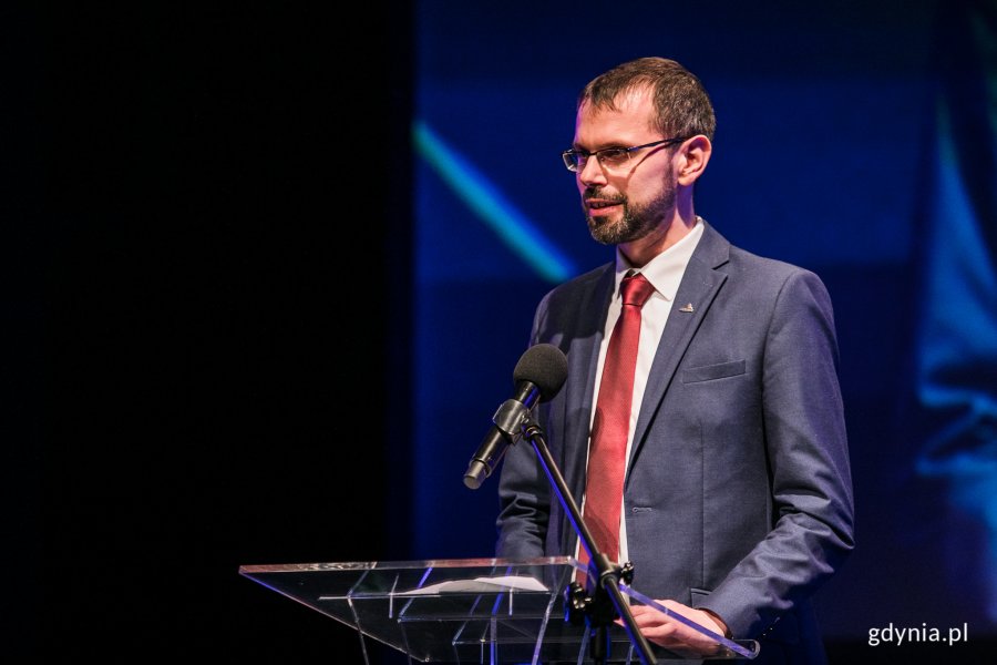 Radny Lechosław Dzierżak przy mównicy. Wygłasza laudację na temat laureata Medalu im. Eugeniusza Kwiatkowskiego // fot. Karol Stańczak