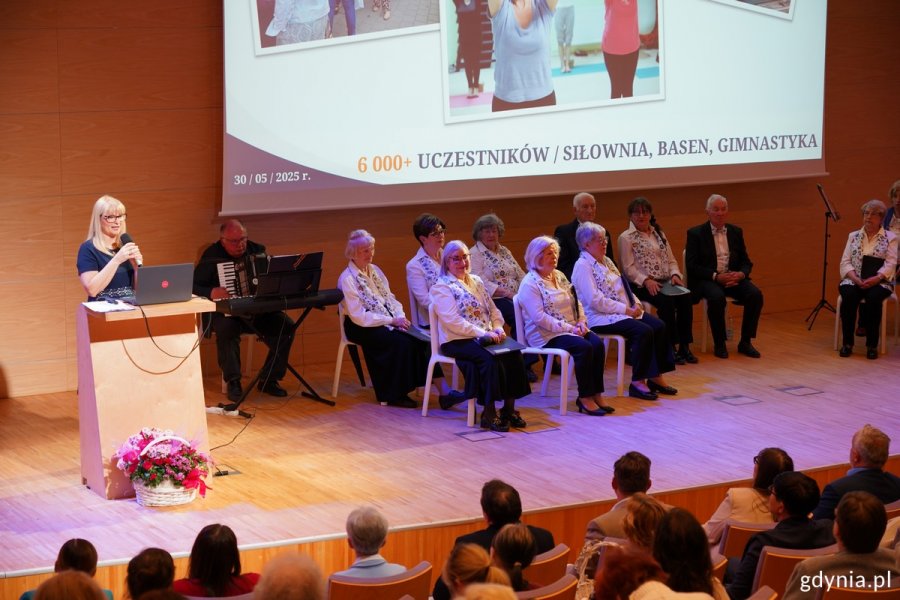 Na scenie Bożena Zglińska, dyrektor Centrum Aktywności Seniora i chór „Kamerton” 