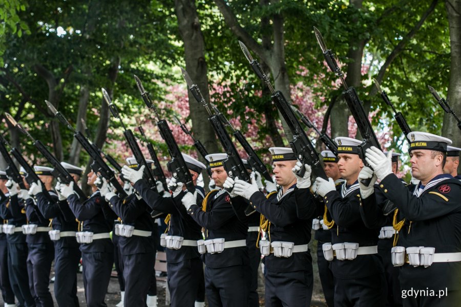 Żołnierze Marynarki Wojennej oddają salwę honorową podczas gdyńskich obchodów Dnia Sybiraka. W rękach trzymają uniesioną do góry broń // fot. Karol  Stańczak