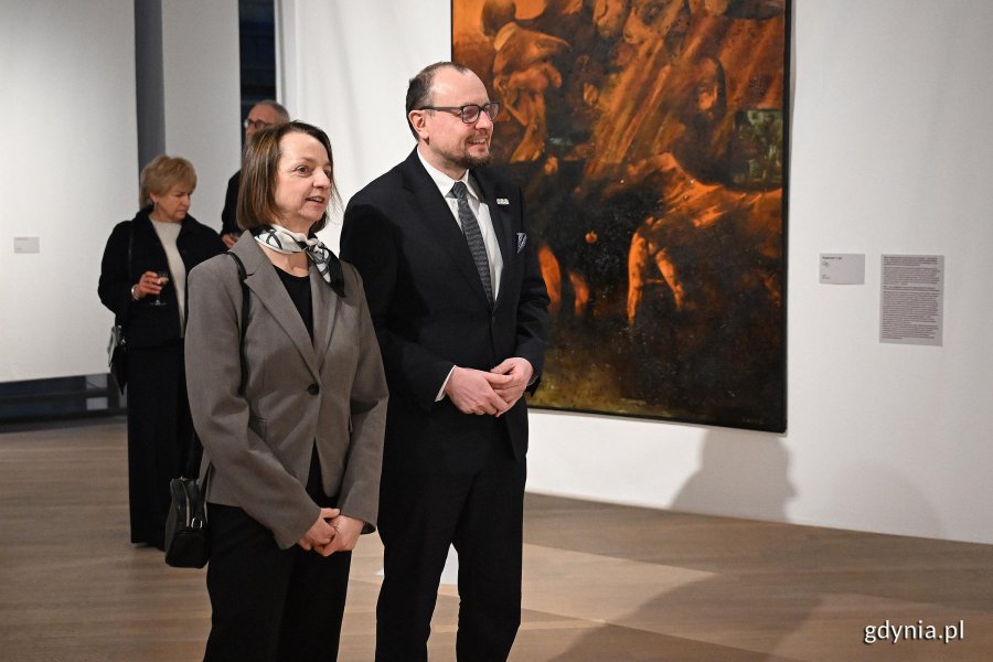 Radna Gdyni Larysa Kramin i Mariusz Bzdęga, dyrektor zarządzający ds. kultury i aktywności mieszkańc&oacute;w na wystawie Osickiego 
