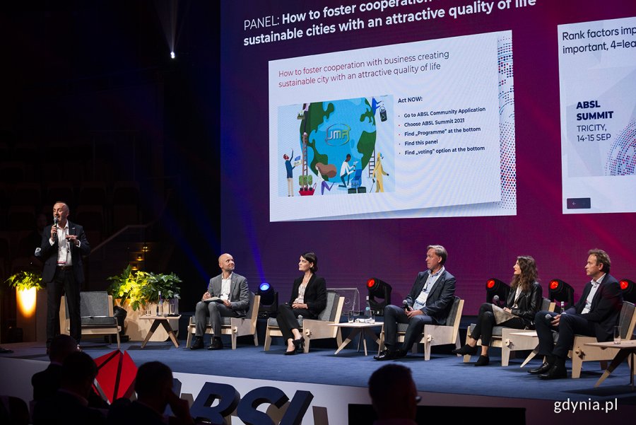 Panel "Jak rozwijać współpracę z biznesem tworząc zrównoważone miasta o atrakcyjnej jakości życia" podczas ABSL Summit. Fot. Przemysław Kozłowski