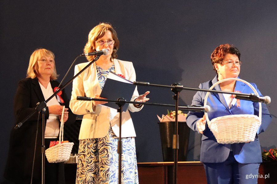 VIII Koncert Patriotyczny &bdquo;Wolna jak ptak&rdquo;, na zdjęciu dyrektorki: z przedszkola nr 11 &bdquo;Pod Kasztanami&rdquo;, nr 35 &bdquo;Pod Żaglami&rdquo; i nr 43 &bdquo;Jantarek&rdquo;(fot. Katarzyna Balcerzak)