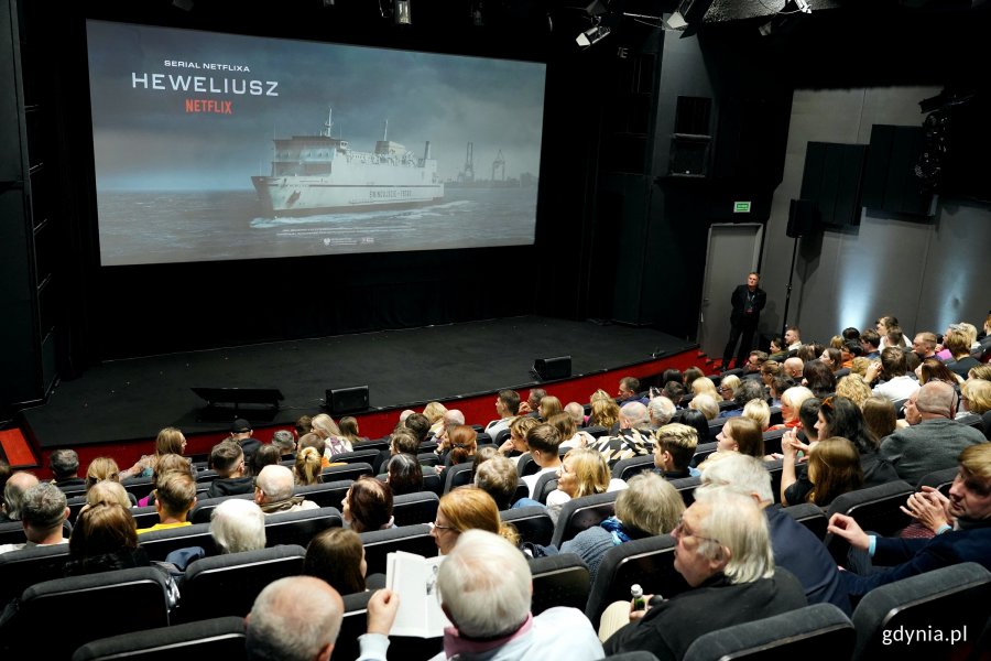 Widzowie oczekujący na pokaz serialu „Heweliusz” w sali Warszawa Gdyńskiego Centrum Filmowego 