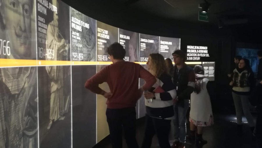 Studenci z Antwerpii podczas zwiedzania Muzeum Emigracji // fot. materiały prasowe