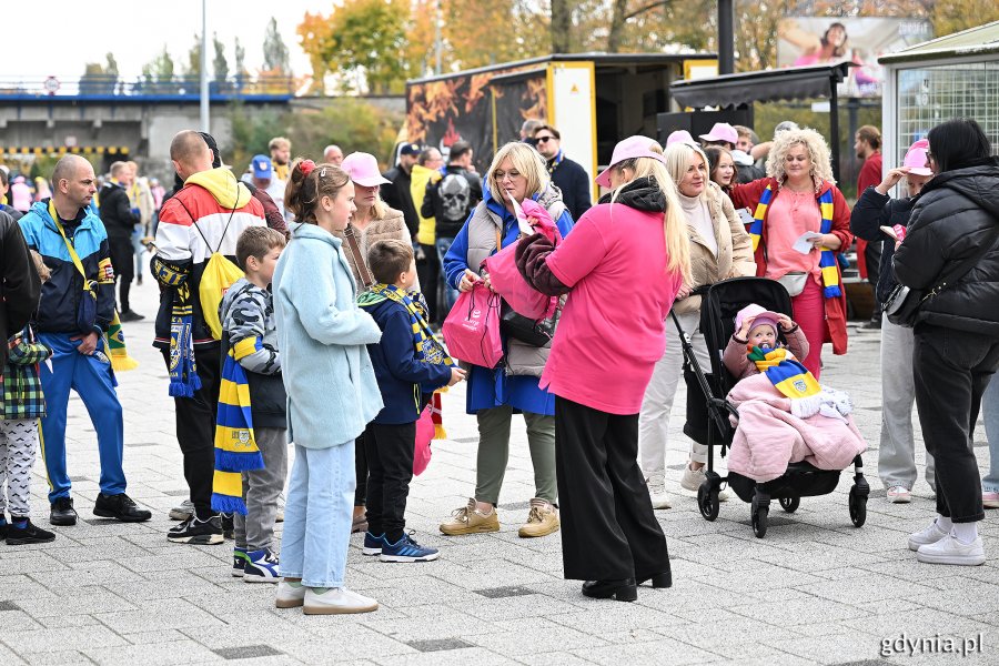 Kibice przed stadionem zachęcani do udziału w akcji „Pier(w)si #wGdyni”