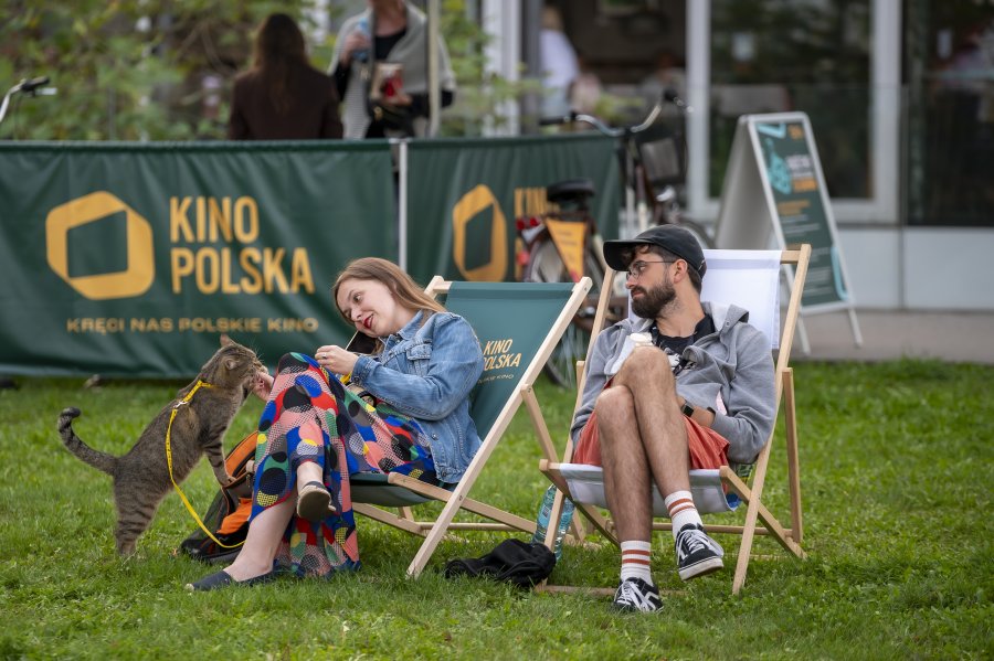 Dwoje ludzi na leżakach i kot w festiwalowej strefie na placu Grunwaldzkim