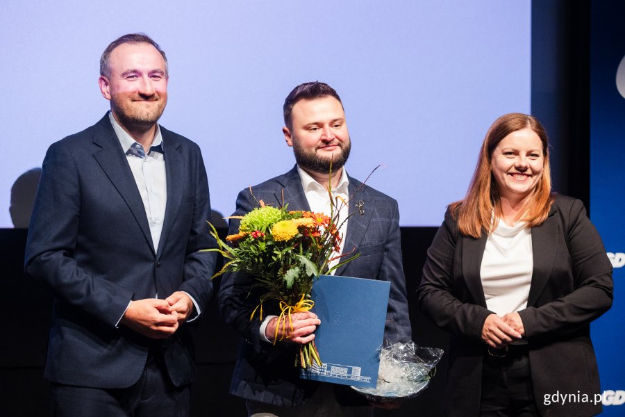 Michał Milewski, laureat Nagrody Prezydent Miasta Gdyni dla pracowników ochrony zdrowia, wraz z prezydent Gdyni Aleksandrą Kosiorek i wiceprezydentem Tomaszem Augustyniakiem 