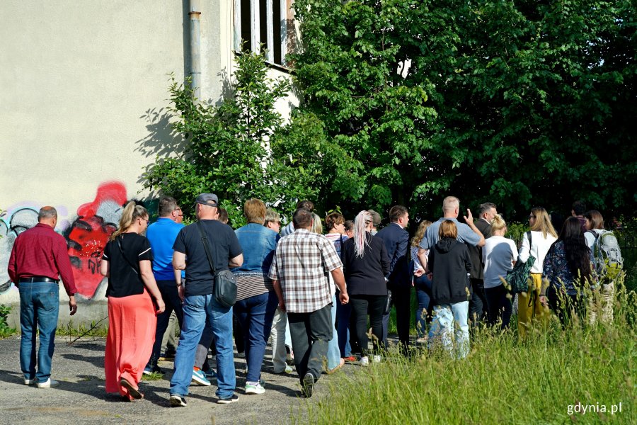 Uczestnicy wizji terenowej przy ul. Demptowskiej 46 w ramach konsultacji na temat zagospodarowania terenu po dawnym domu dziecka 