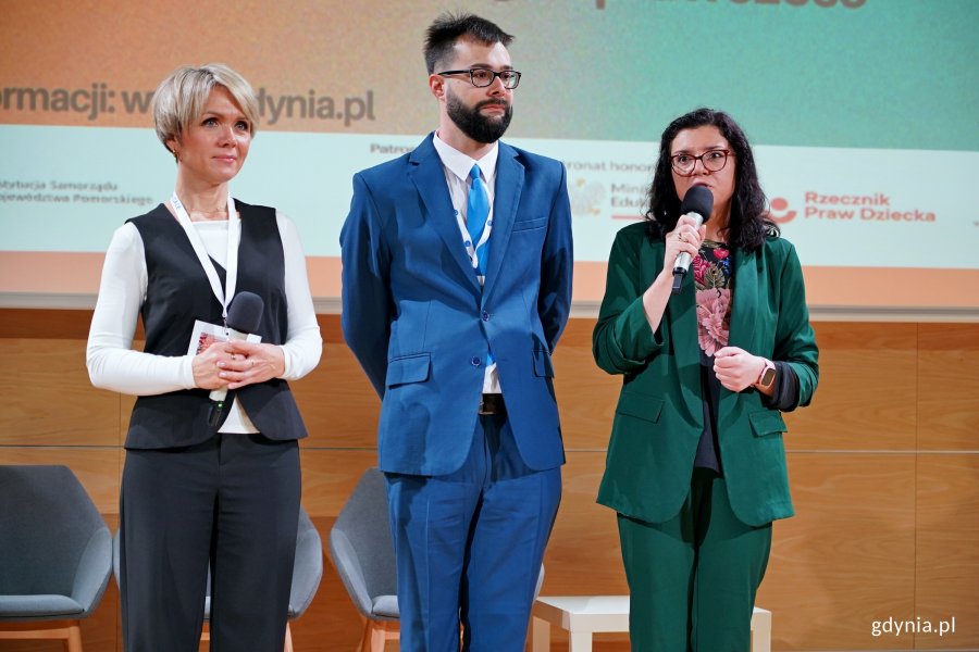 Od lewej: Dorota Gorzejewska – koordynatorka samorządów uczniowskich szkół ponadpodstawowych, Mateusz Syldatk – koordynator samorządów uczniowskich szkół podstawowych oraz Aleksandra Sienkiewicz-Syldatk – koordynatorka samorządów uczniowskich szkół podstawowych podczas otwarcia konferencji „Głos młodych: sprawczość, prawa, przyszłość” 