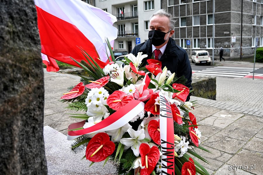Prezydent Gdyni Wojciech Szczurek złozył kwiaty pod pomnikiem Konstytucji 3 Maja // fot. Michał Puszczewicz