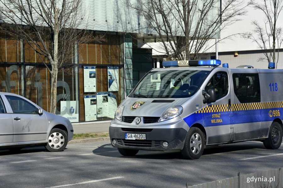 Z radiowozów Straży Miejskiej odtwarzany jest specjalny komunikat // fot. Magdalena Czernek